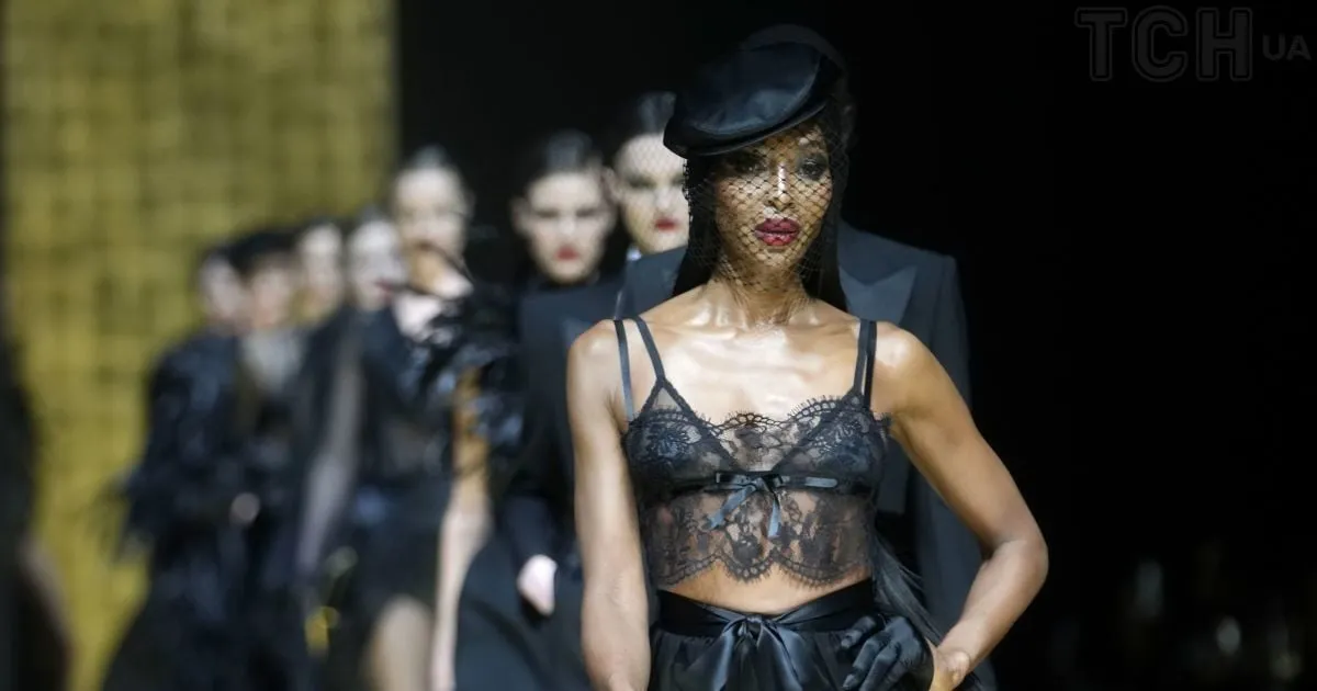 Наомі Кемпбелл вражає на прем’єрі в Лондоні сміливим чорною сукнею від Alaia